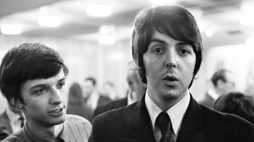 Paul McCartney jouant de la guitare pour Mother Nature's Son