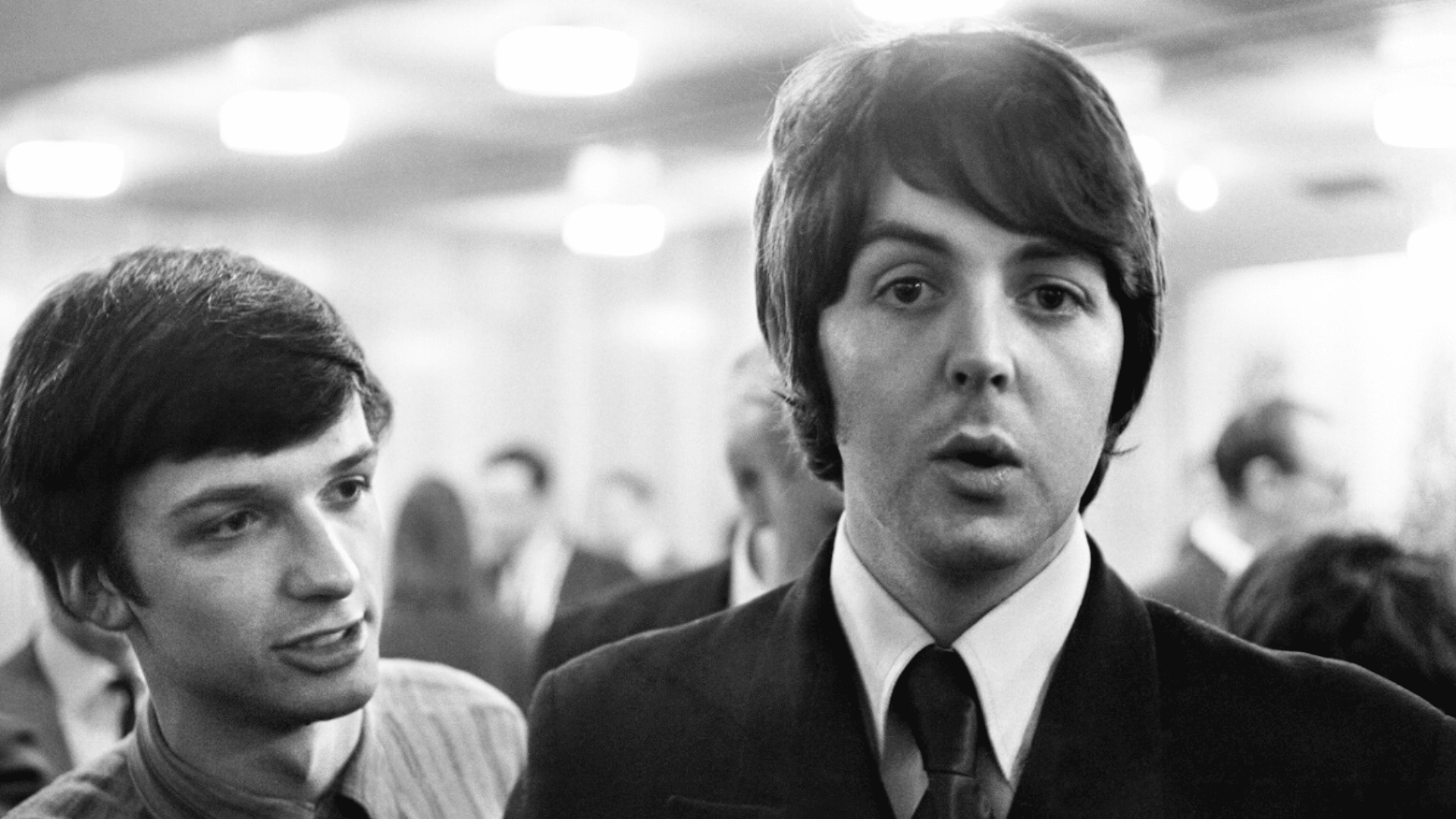 Paul McCartney jouant de la guitare pour Mother Nature's Son