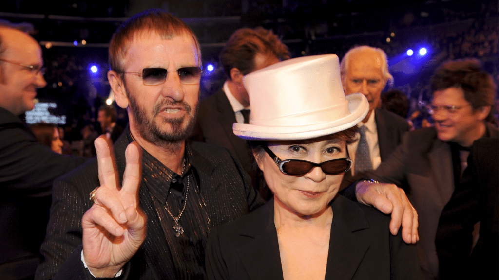 Ringo Starr soutenant Yoko Ono après l'assassinat de John Lennon