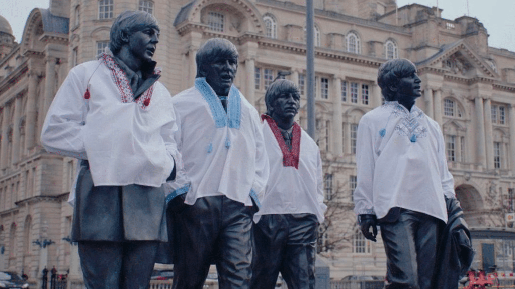 Statue des Beatles habillée en vêtements traditionnels ukrainiens avant l'Eurovision