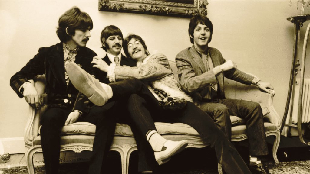 The Beatles remportant un Oscar en 1971 pour le film "Let It Be"