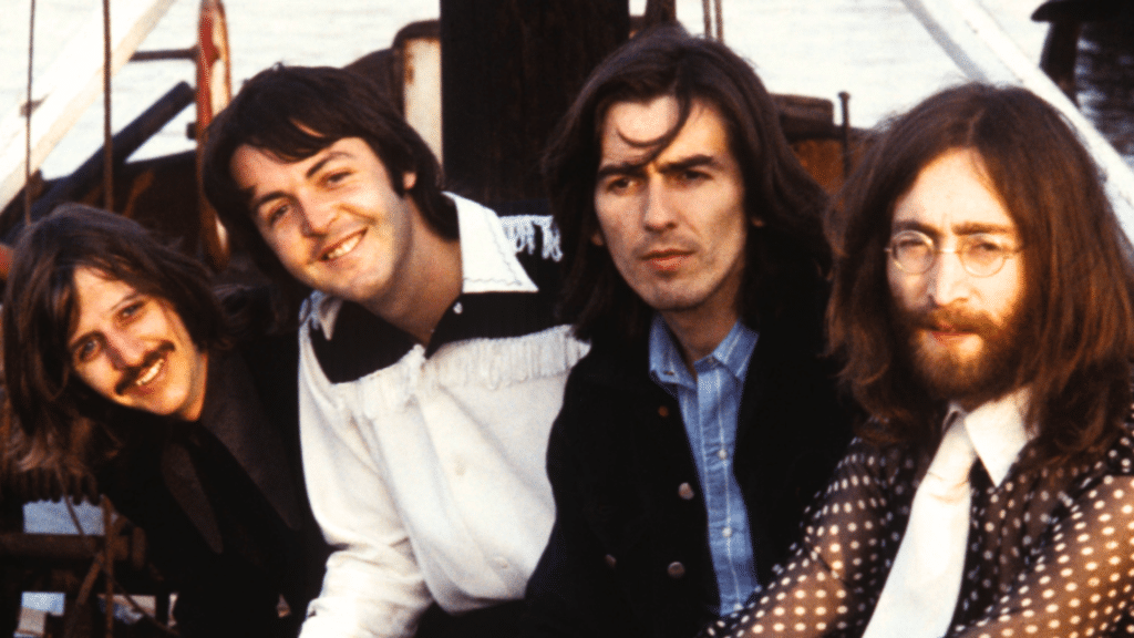 Les Beatles jouant 'Here Comes the Sun