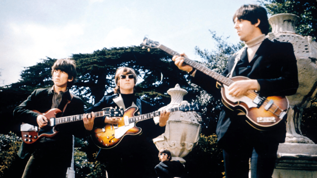 Découvrez l'histoire inédite de l'album Revolver des Beatles. Plongez dans les coulisses de cet album mythique, de l'expérimentation sonore à la rivalité amicale