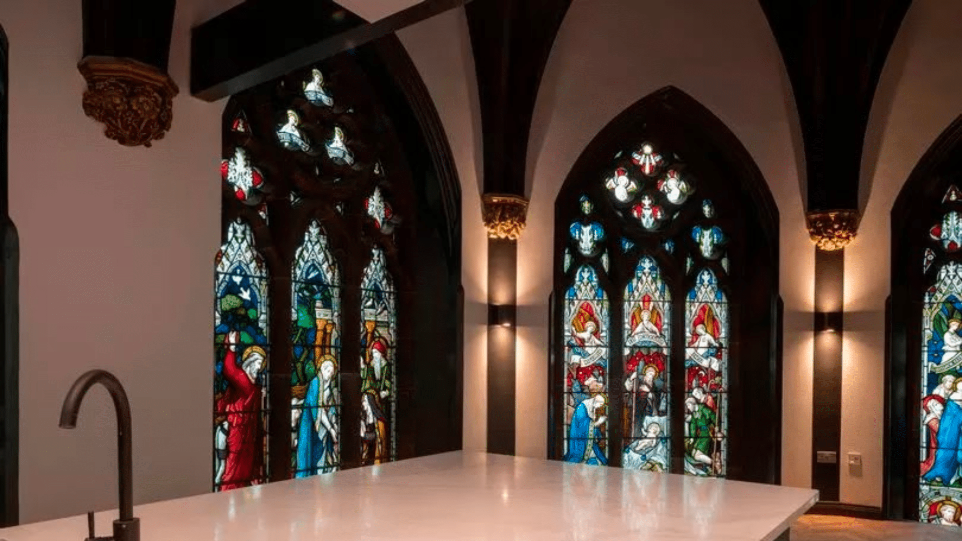 "Église Our Lady of Good Help transformée en Grove Manor