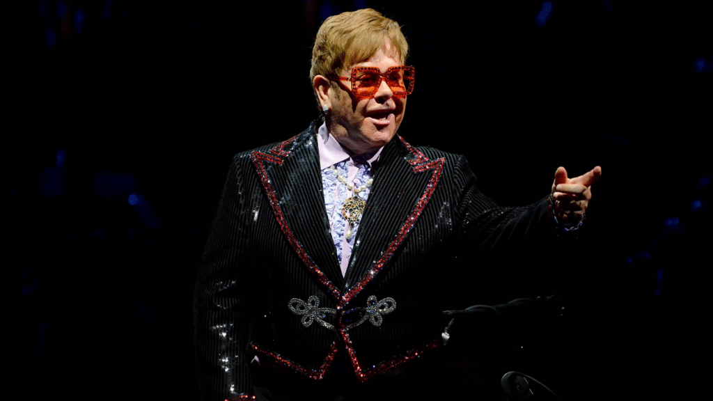 Elton John rendant hommage à John Lennon