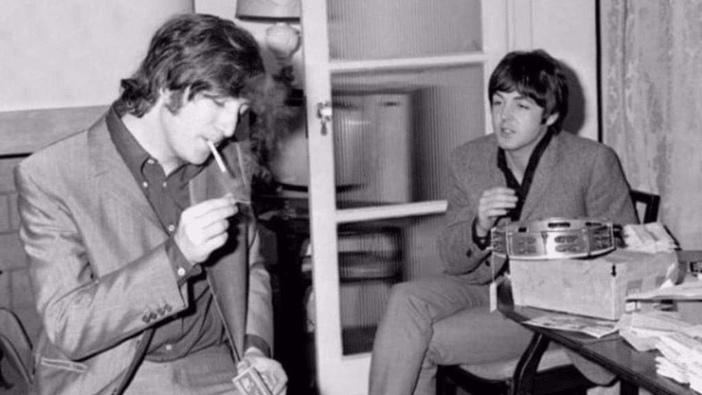 John Lennon et Paul McCartney en studio pendant l'enregistrement de "A Day in the Life"