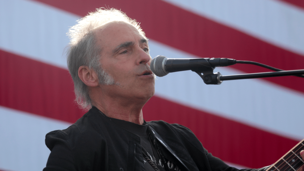 Nils Lofgren avec sa guitare, présentant l'album Mountains