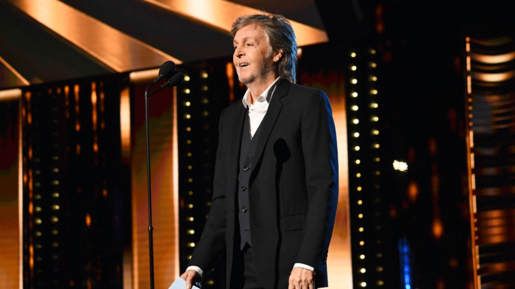 Paul McCartney tirant une flèche dans le studio pour enregistrer "Kreen-Akrore"