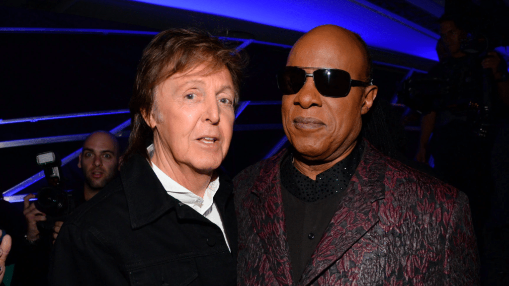 Paul McCartney et Stevie Wonder souriant ensemble