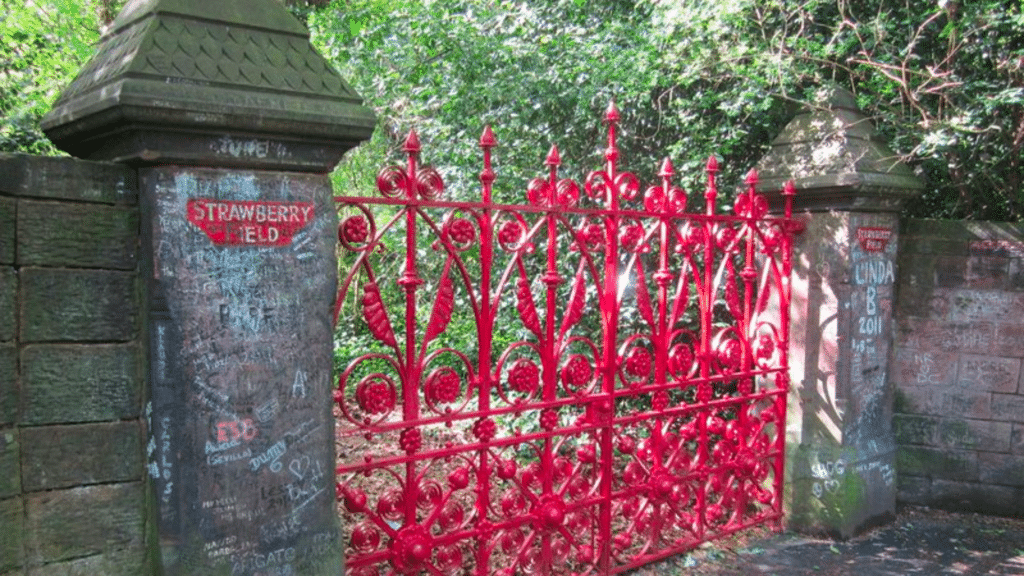 Vol et Retour des Grilles de Strawberry Fields : Un Chapitre Inédit de l'Histoire des Beatles