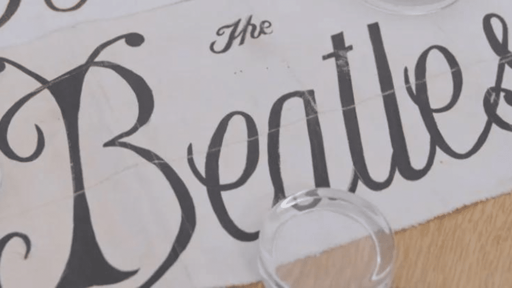Antiques Roadshow Révèle les Premières Esquisses du Logo des Beatles de 1962