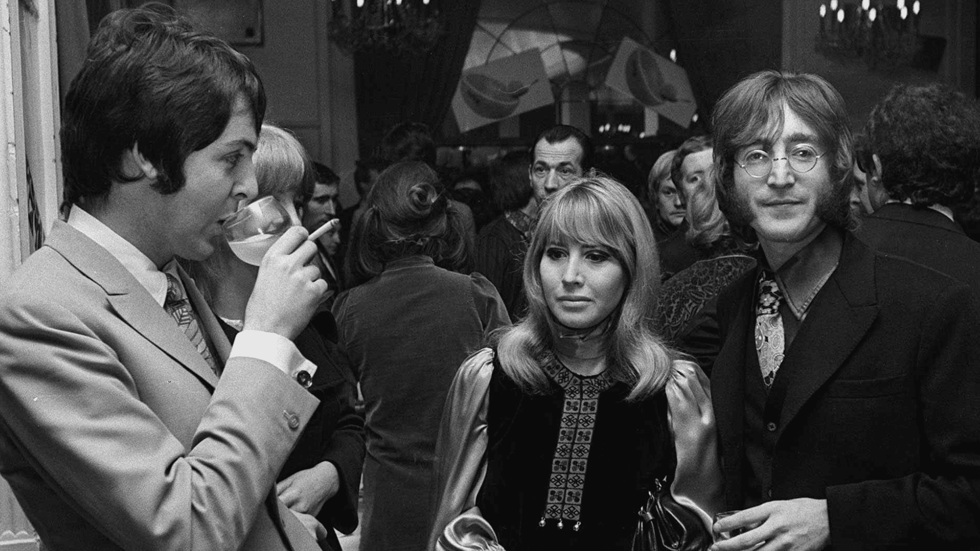 John Lennon et la 'miette' pour Paul McCartney dans 'Glass Onion' : une référence cachée des Beatles décryptée