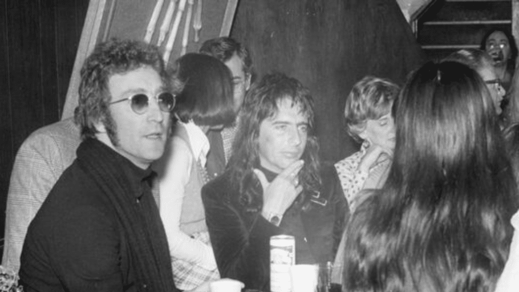 "Alice Cooper Réfléchit sur la Possibilité d'une Réunion des Beatles Si Lennon Vivait