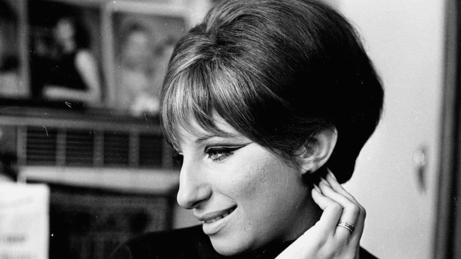 L'Émotion Universelle de "Mother" : Comment Barbra Streisand a Repris le Classique de John Lennon.