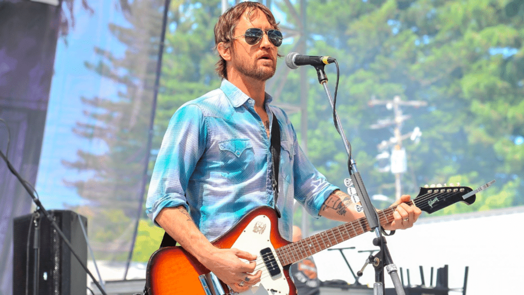 Comment les Beatles ont appris à Chris Shiflett, guitariste des Foo Fighters, à apprendre la guitare