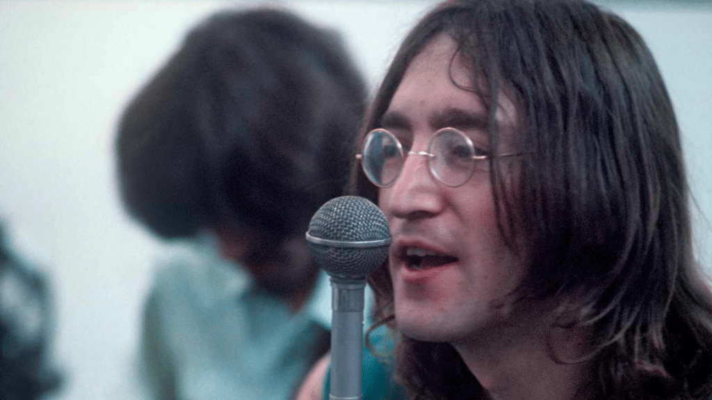 John Lennon était très frustré par les Beatles, décriant ses coéquipiers et les albums qu'ils produisaient ensemble.