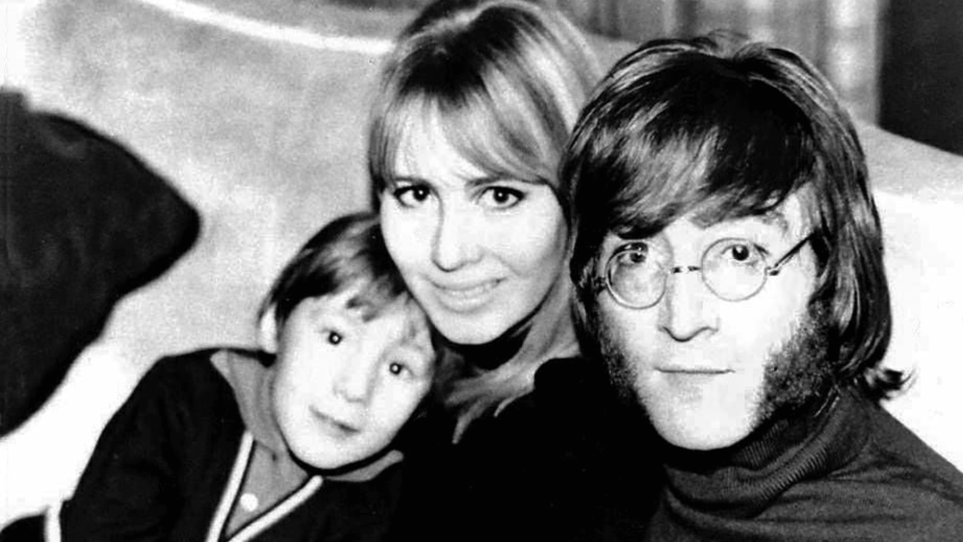 John Lennon a été le premier Beatle à avoir une femme et un enfant.