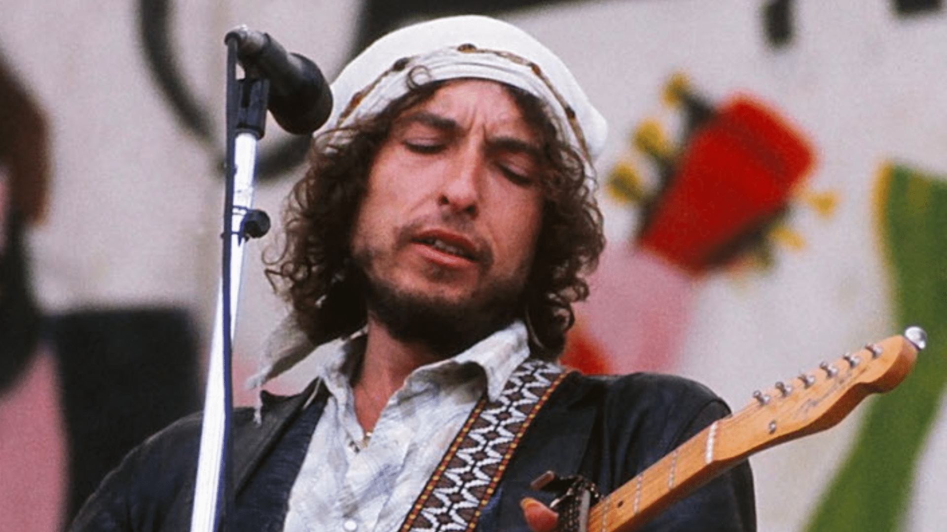 Dans les années 1960, Bob Dylan écrivait tellement de chansons classiques qu'il les perdait littéralement dans la maison, de la même manière qu'un gant disparaît toujours. Joan Baez a trouvé "Love Is Just a Four Letter Word" au fond de son piano, et lorsqu'il est entré dans la pièce pour l'entendre jouer et qu'il lui a fait remarquer à quel point sa nouvelle chanson était belle, elle a dû s'exclamer : "C'est toi qui l'as écrite, espèce d'abruti !