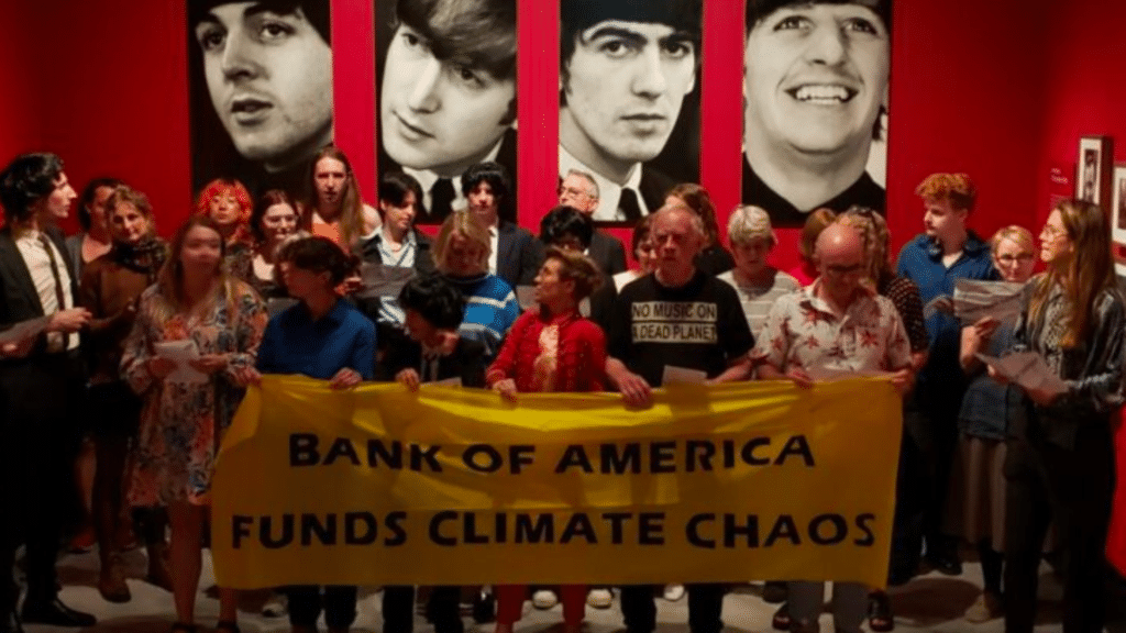 Les activistes du climat protestent contre l'exposition de McCARTNEY