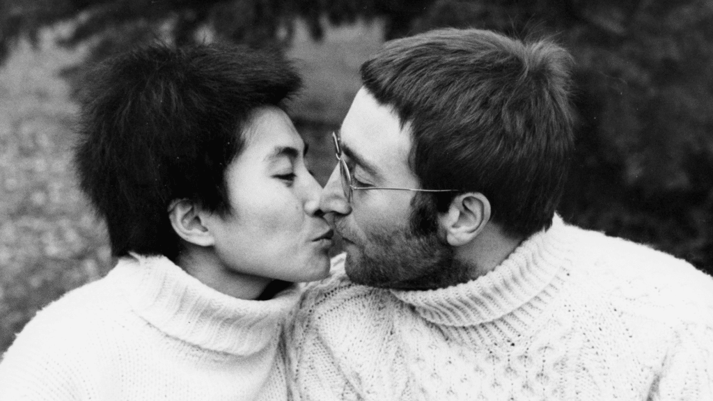 Yoko Ono pensait que la chanson de John Lennon " (Just Like) Starting Over " était un message à toutes les femmes.