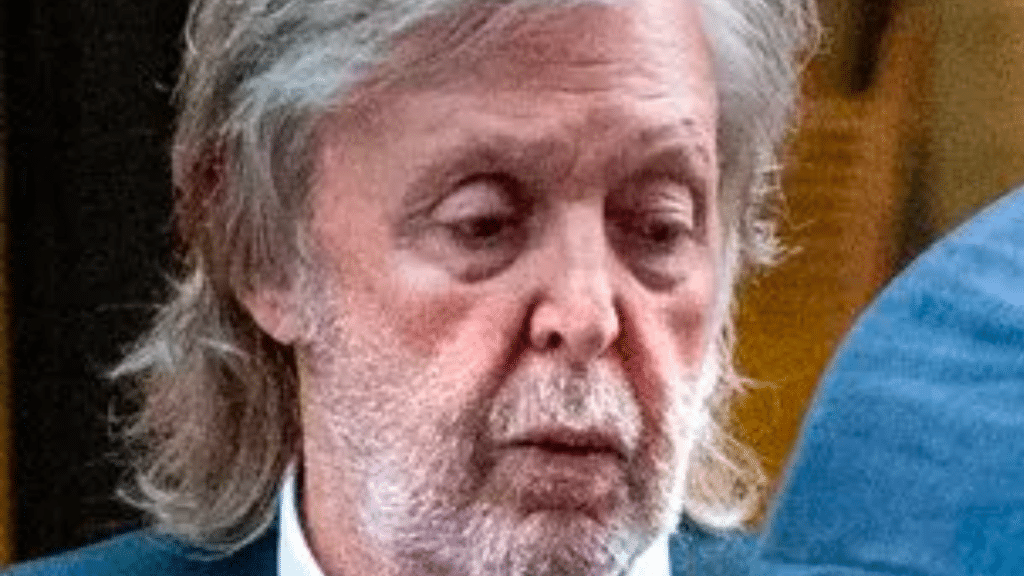 Paul McCartney, 81 ans, montre sa nouvelle barbe et ses cheveux blancs après avoir abandonné la teinture pour un look naturel.