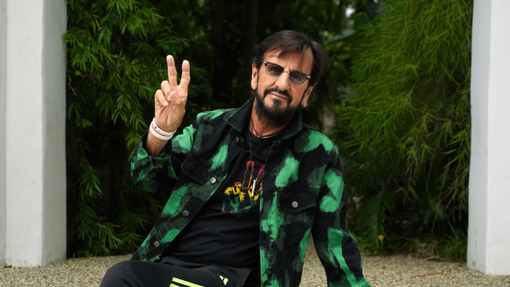 Ringo Starr parle de "Rewind Forward", d'écrire de la musique country, de la dernière chanson des Beatles assistée par l'IA et plus encore.