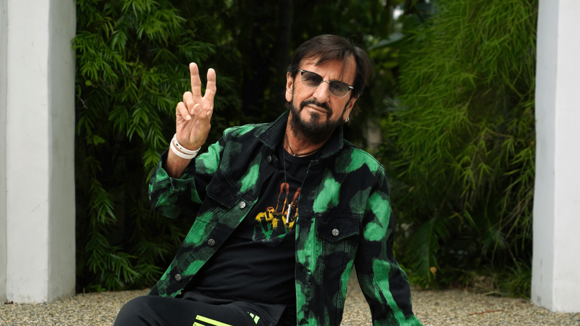 Ringo Starr parle de "Rewind Forward", d'écrire de la musique country, de la dernière chanson des Beatles assistée par l'IA et plus encore.
