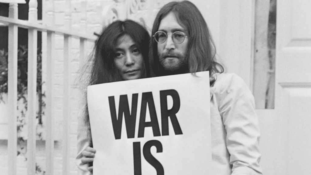 John Lennon a écrit "Donnez une chance à la paix" parce que "nous avons tous Hitler en nous".