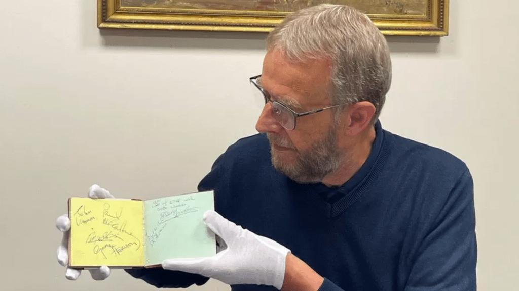 Les autographes du MBE des Beatles en vente aux enchères à Lichfield
