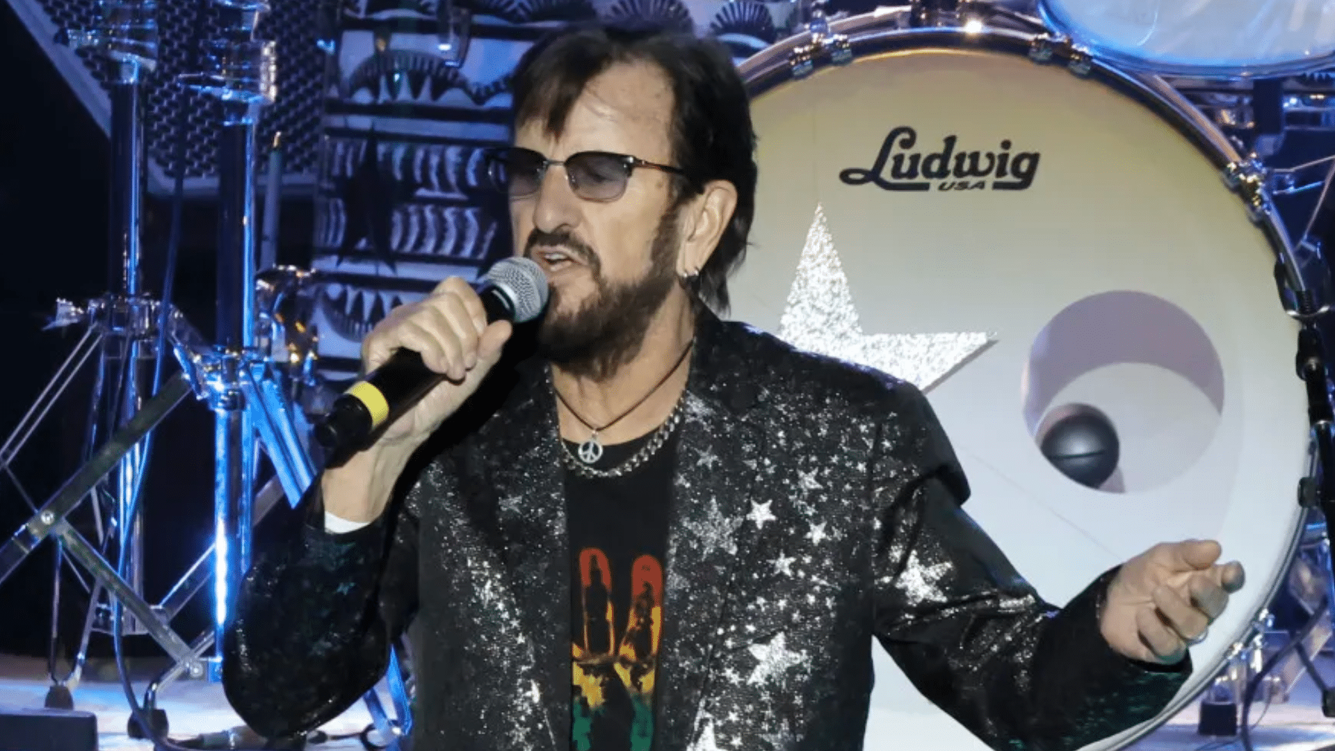 Ringo Starr, 83 ans, se remet en douceur après une chute sur scène