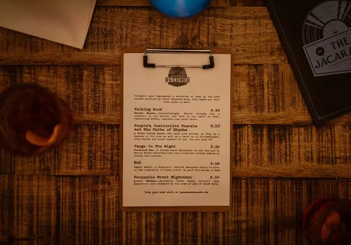 Pour chaque album joué, le barman de Liverpool Bobby Jones créera un cocktail unique qui "reprendra les saveurs de la tonalité de chaque album" et inclura également "les couleurs et les motifs de la pochette de l'album". (Image : Jacaranda Records)
