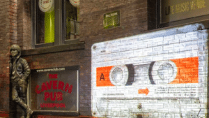 Les Beatles continuent d'annoncer leur "dernière chanson" avec des projections à Liverpool