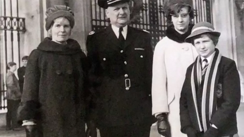 Joy, photographiée avec sa mère, son père et sa sœur, a déclaré qu'on lui avait demandé de porter l'uniforme de son lycée le jour de la cérémonie.