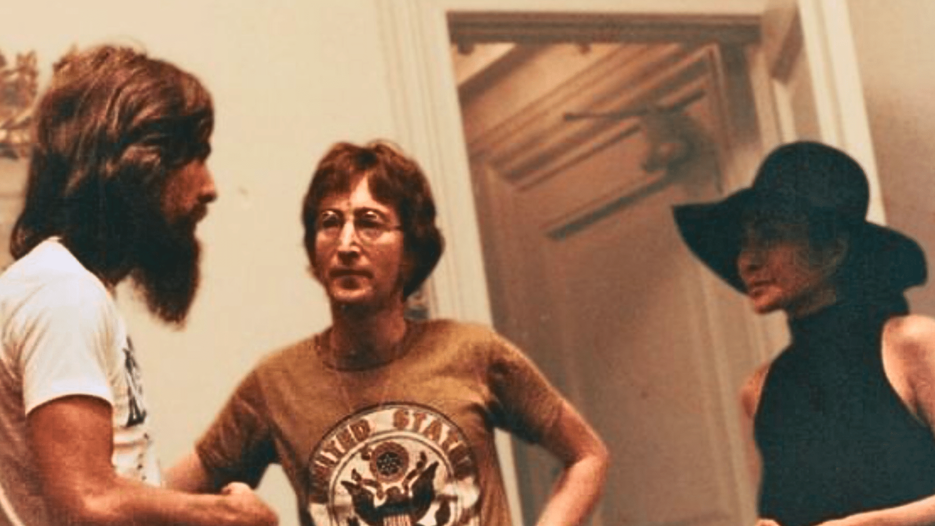 George Harrison a dit que Yoko Ono dormait "sous le piano" pendant que les Beatles enregistraient cet album