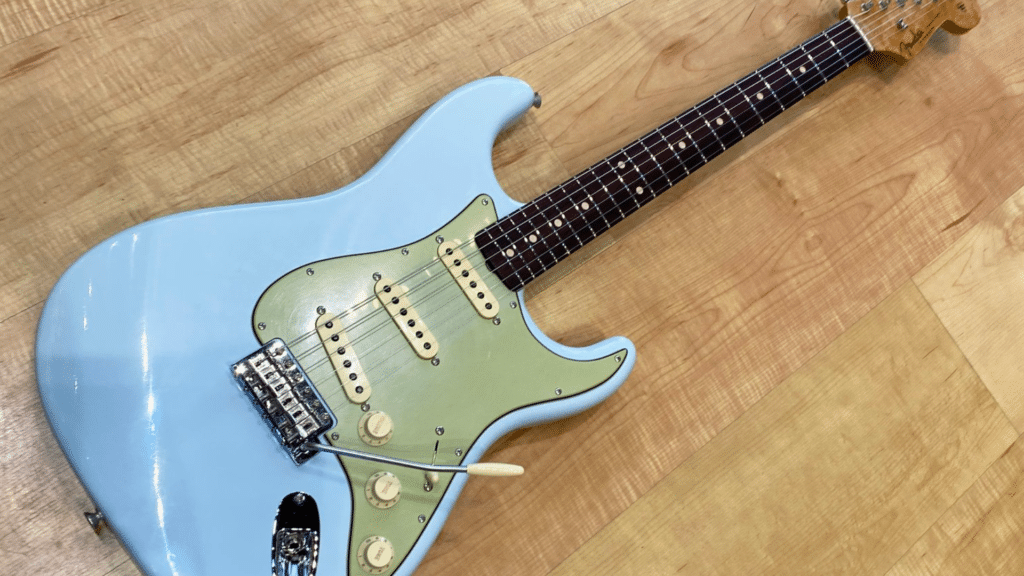 John Lennon et sa Fender Stratocaster Sonic Blue : une belle histoire !