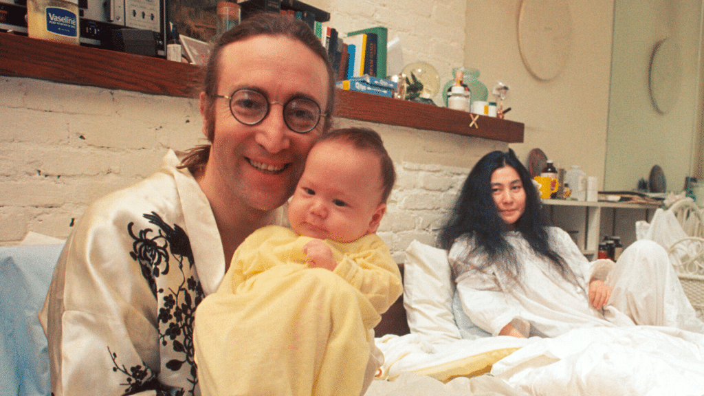John Lennon était terrifié à l'idée de laisser quelqu'un toucher son fils nouveau-né Sean