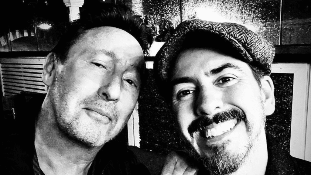 Julian Lennon fait une surprise à Dhani Harrison