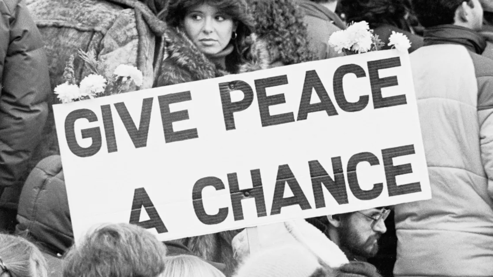 La chanson de John Lennon "Give Peace a Chance" est plus efficace en tant que slogan qu'en tant que chanson.