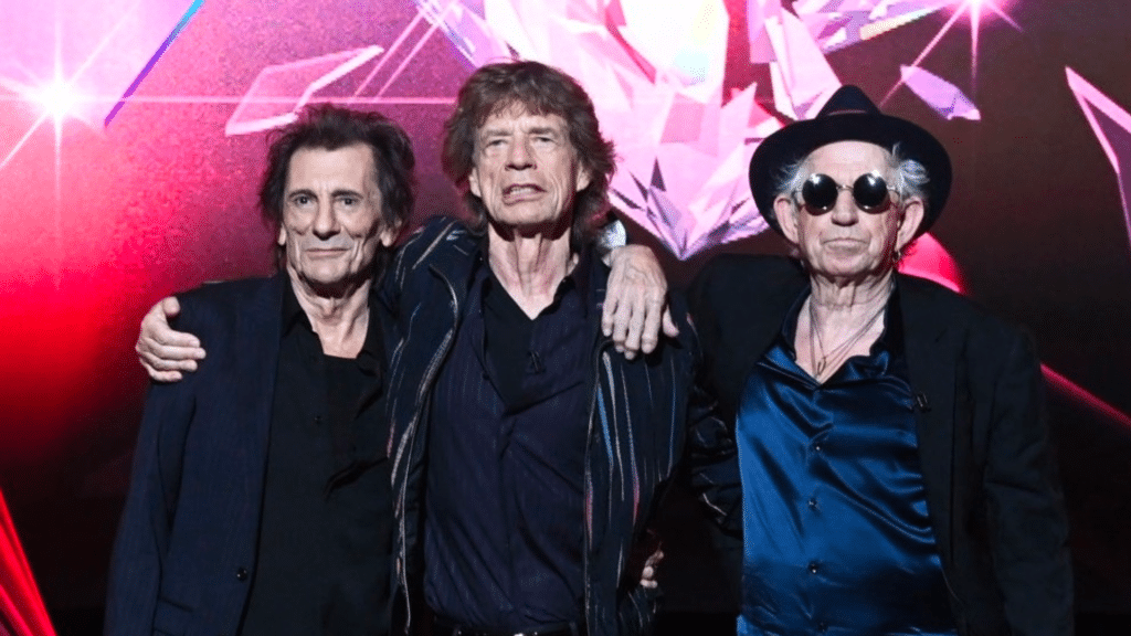 L'album des Rolling Stones se classe numéro un, rejoignant ainsi les Beatles et Springsteen dans la course au record