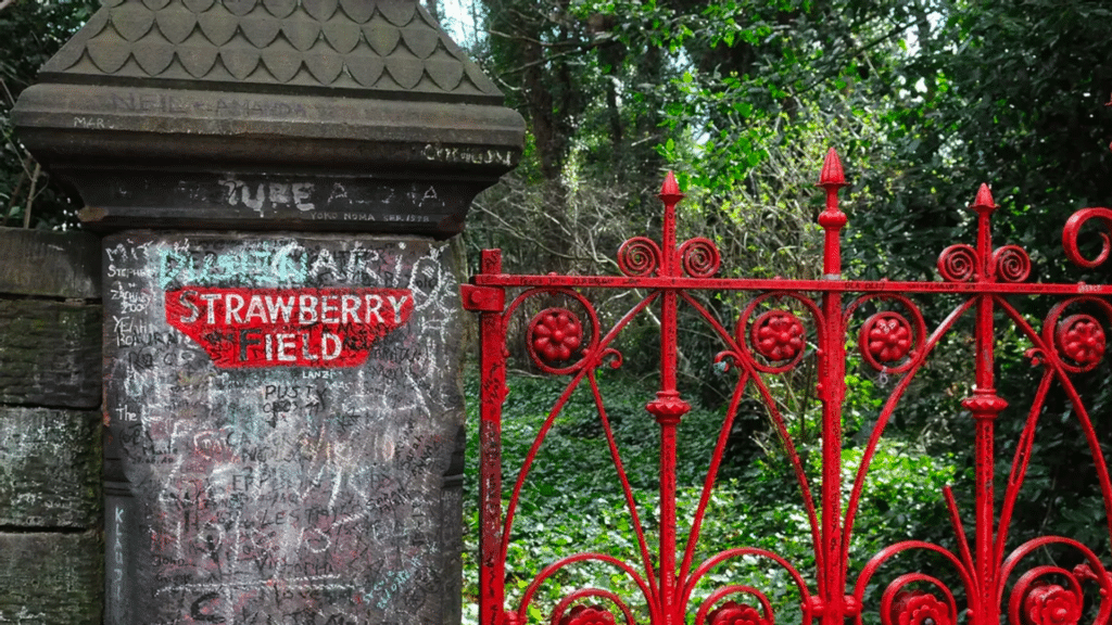Les Moody Blues disent s'être inspirés de la chanson "Strawberry Fields Forever" des Beatles, mais les souvenirs de Paul McCartney ne concordent pas.