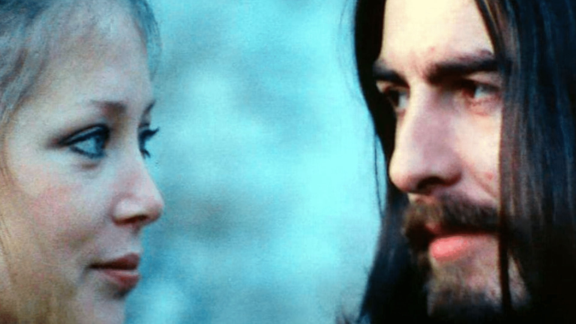 Patti Boyd se souvient du moment où George Harrison lui a donné la sérénade avec "Something" dans la cuisine.