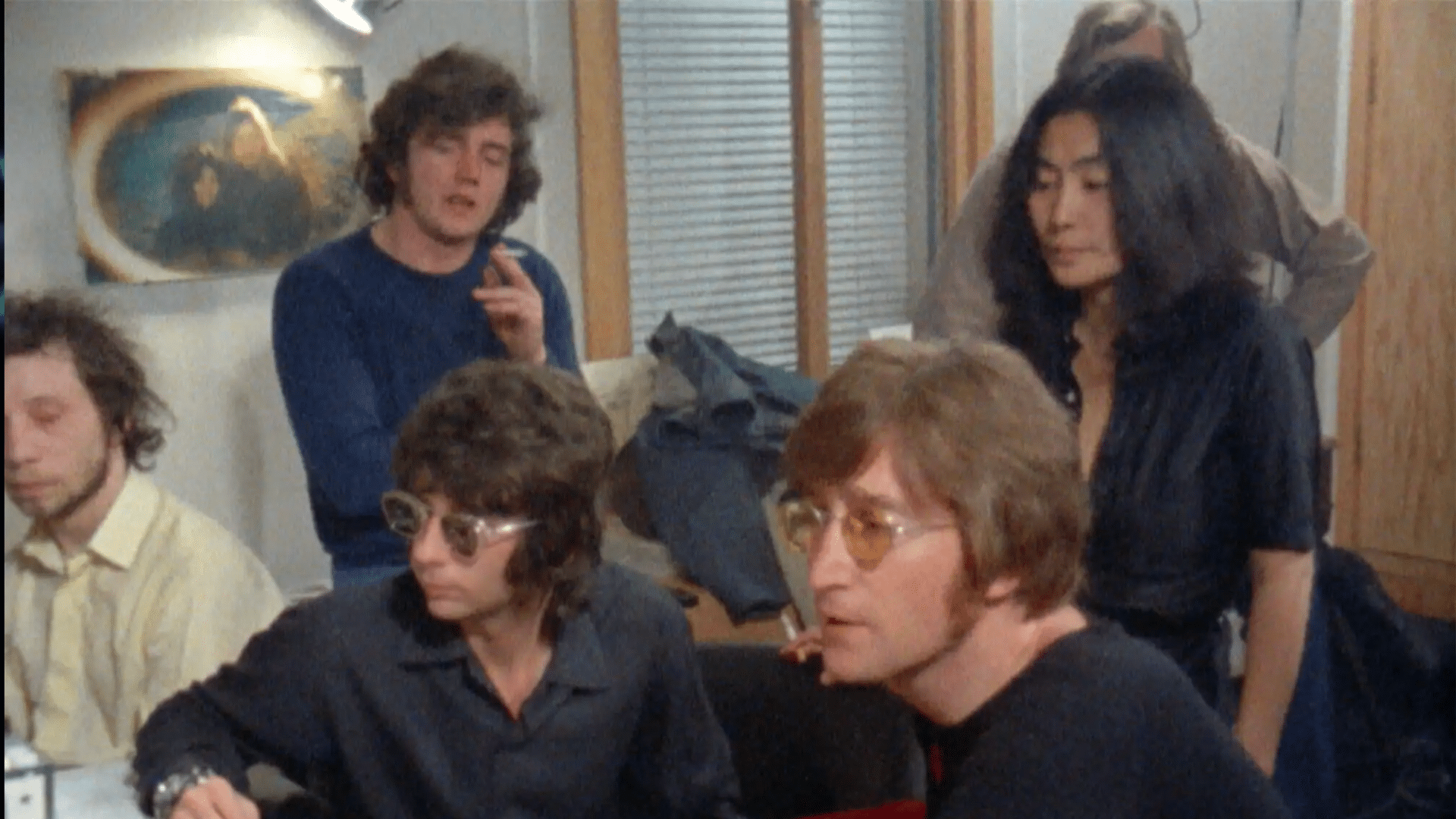Regardez des images rares de John Lennon entendant "Imagine" joué pour la première fois