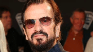 Ringo Starr, ému, dit que "c'est comme si John était là" lorsqu'il travaillait sur la dernière chanson des Beatles.