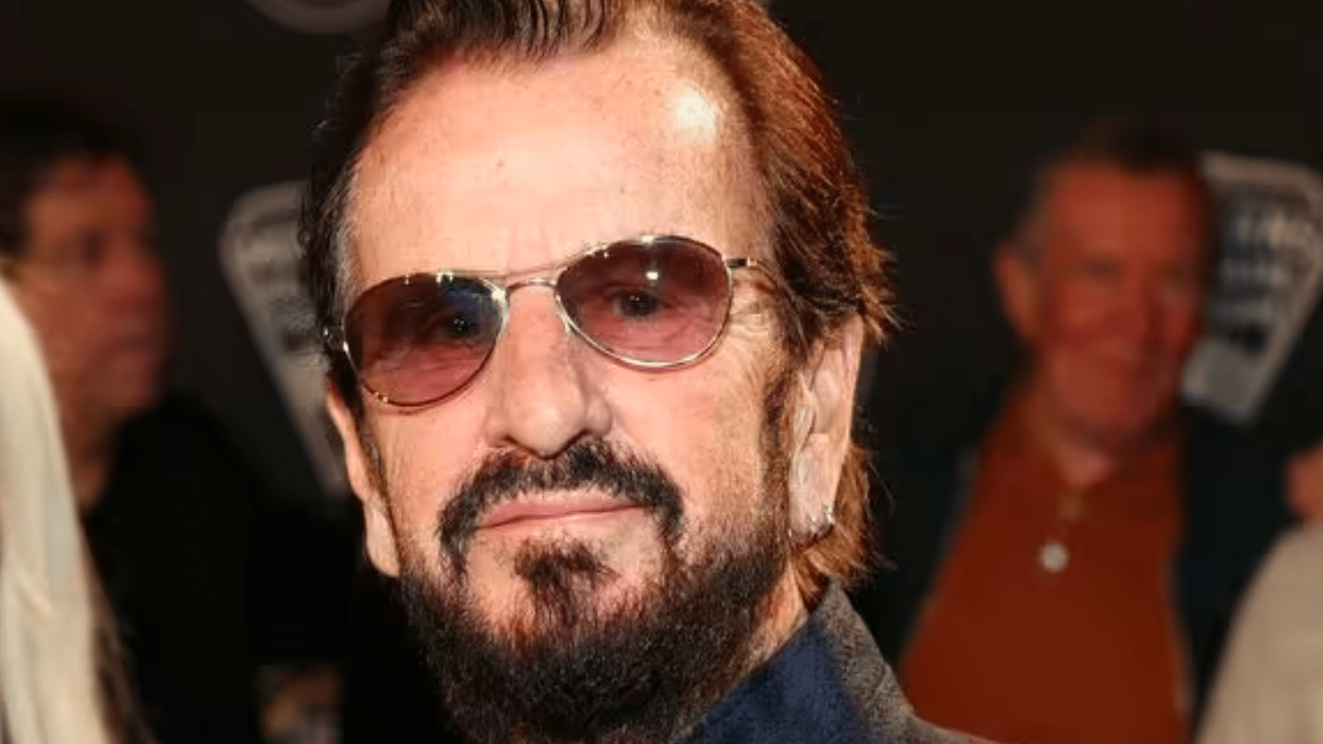 Ringo Starr, ému, dit que "c'est comme si John était là" lorsqu'il travaillait sur la dernière chanson des Beatles.