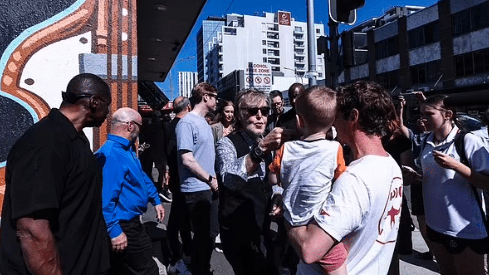 Sir Paul McCartney salue d'un signe de la main des fans émerveillés après avoir visité la fresque murale créée avant son tout premier concert à Newcastle, en Australie.