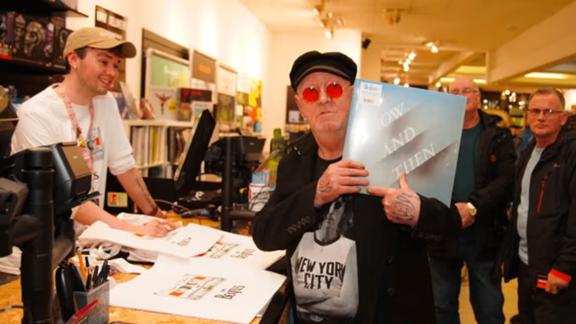 C'est un jour émouvant pour Liverpool : les fans se rassemblent pour acheter le nouveau single des Beatles Now and Then