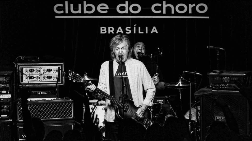 Des fans émus lors du concert de Paul McCartney au Clube do Choro à Brasilia