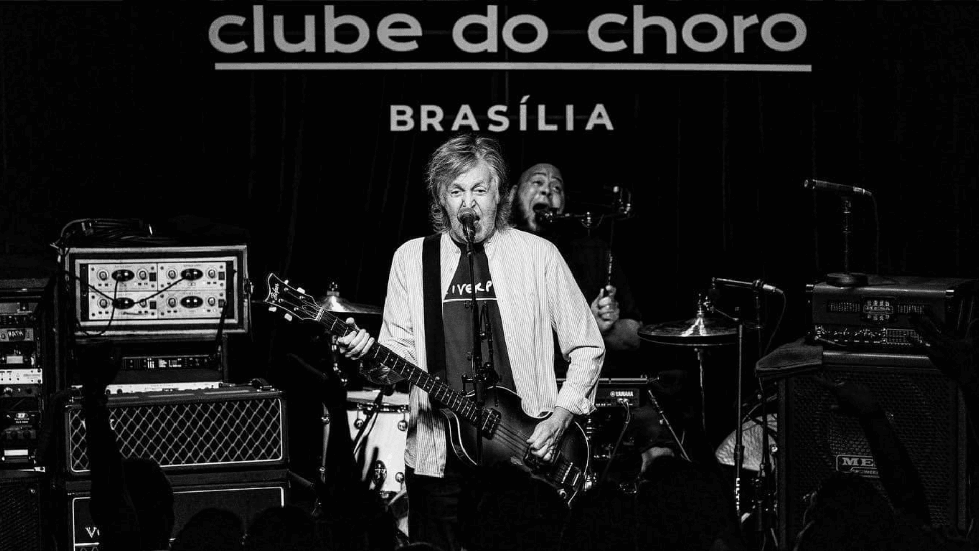 Des fans émus lors du concert de Paul McCartney au Clube do Choro à Brasilia