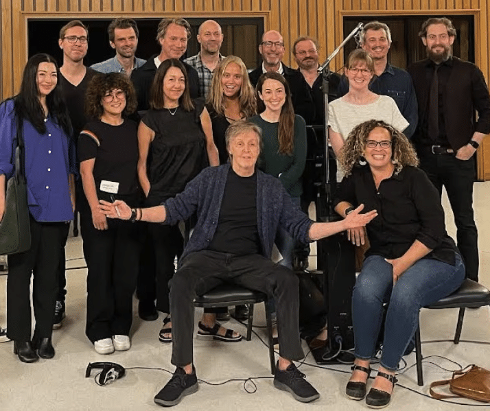 McCartney a posé pour des photos avec certains des musiciens du studio, dont la violoncelliste Mia Barcia-Colombo, qui se tenait juste derrière lui. (Mia Barcia-Colombo)