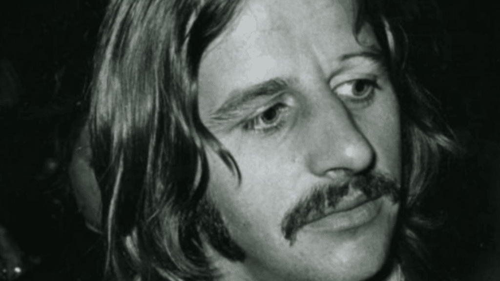 Pourquoi John Lennon a-t-il critiqué le producteur solo de Ringo Starr ?